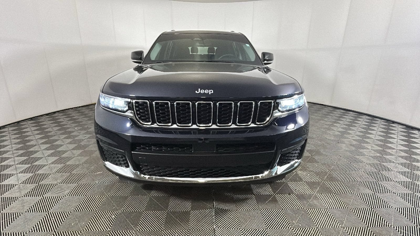 Used 2023 Jeep Grand Cherokee L Limited AWD/4WD image 9