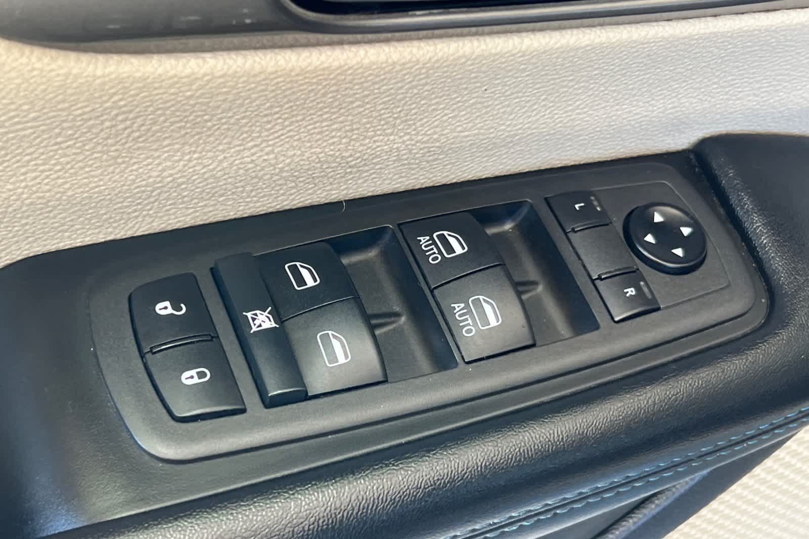 Used 2021 Chrysler Pacifica Touring w/ Uconnect Theater Family Group FWD image 13