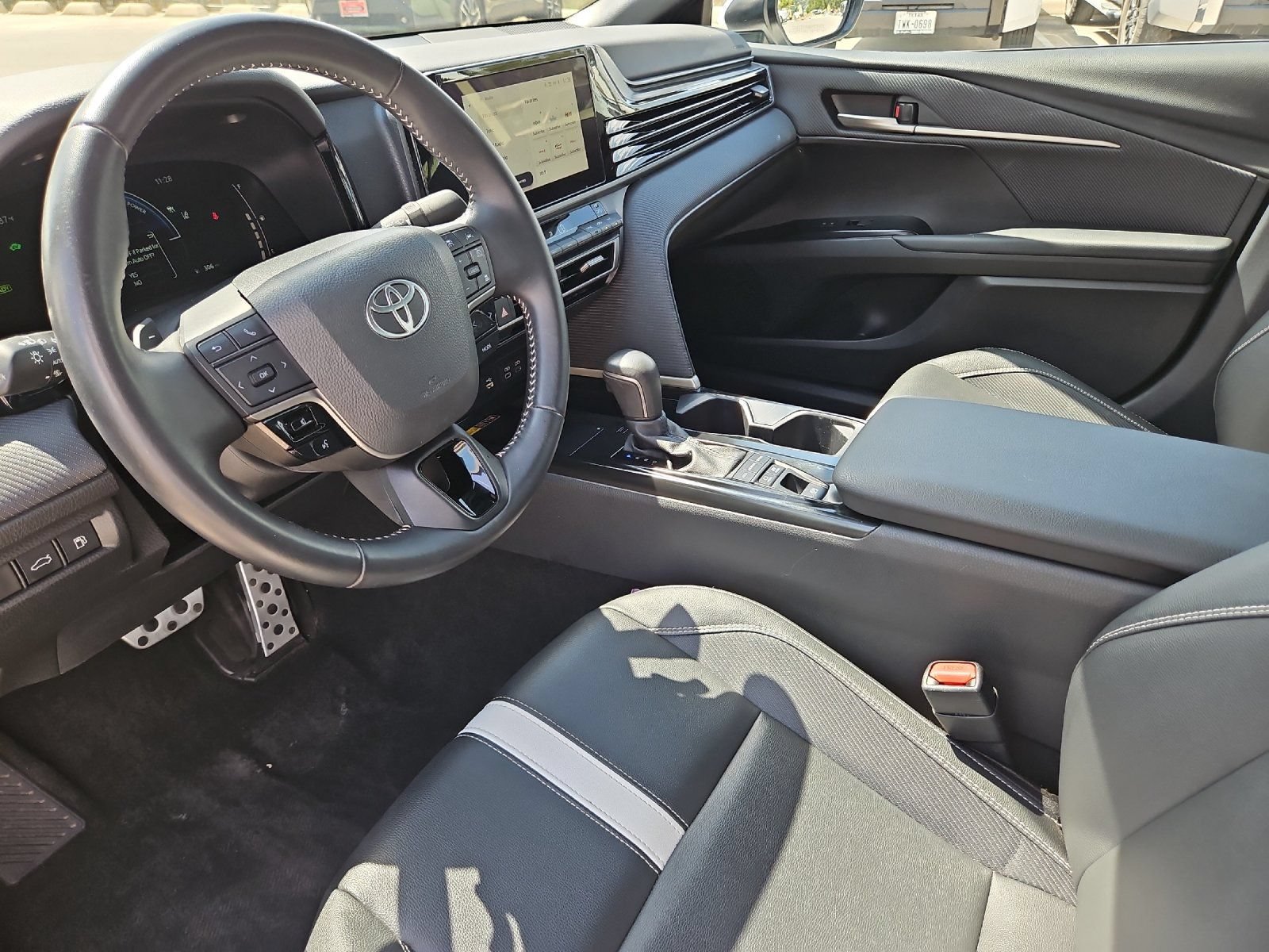 Used 2025 Toyota Camry SE FWD image 9