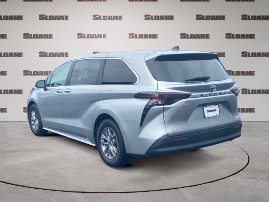 Used 2023 Toyota Sienna XLE AWD/4WD image 3