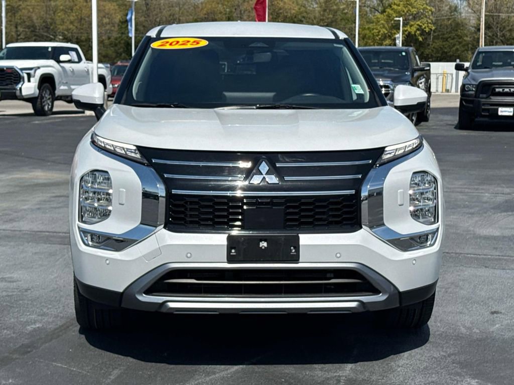 Used 2025 Mitsubishi Outlander SE image 2