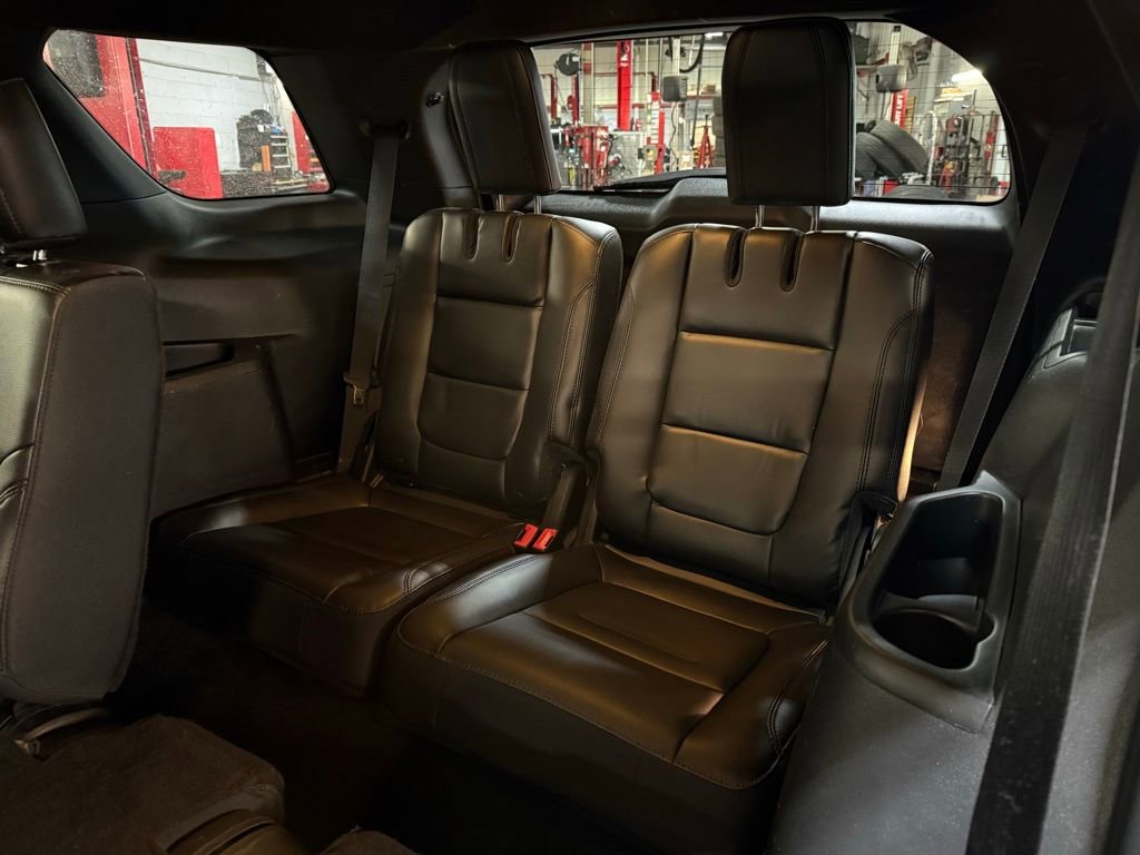 Used 2018 Ford Explorer XLT w/ Equipment Group 202A AWD/4WD image 28