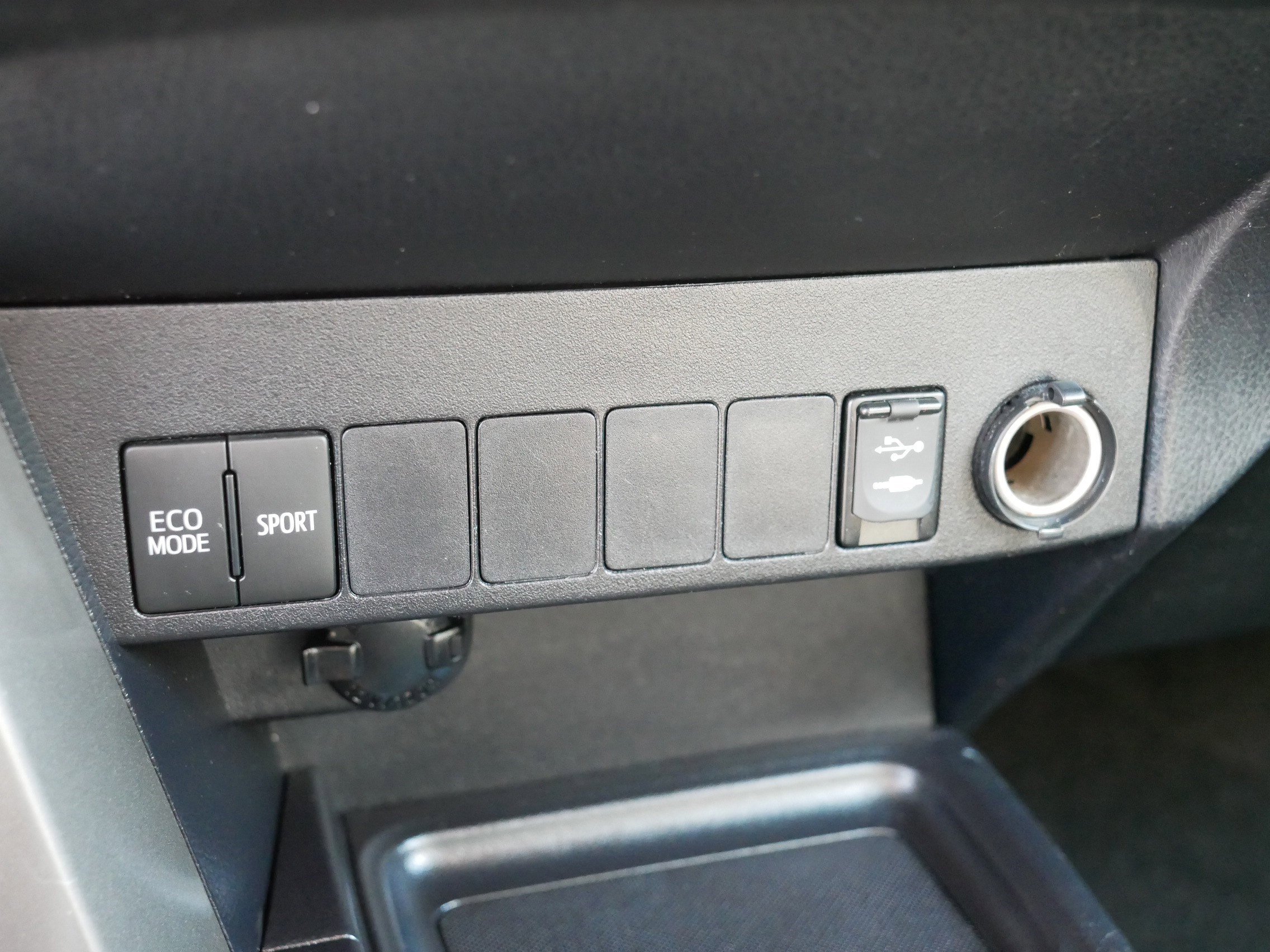 Used 2015 Toyota RAV4 LE image 29