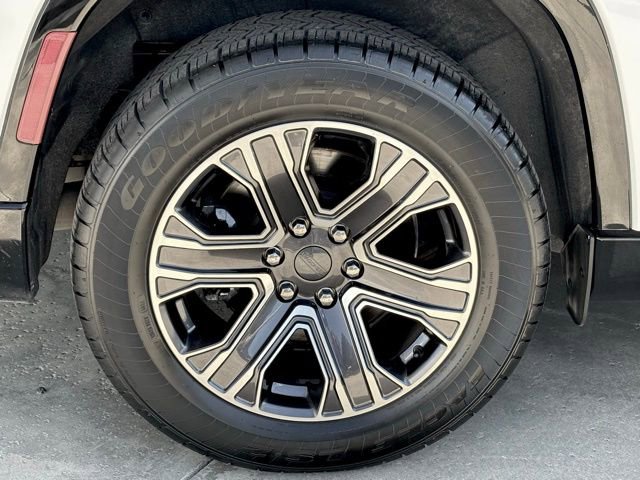 Used 2023 Jeep Wagoneer L Series II image 32