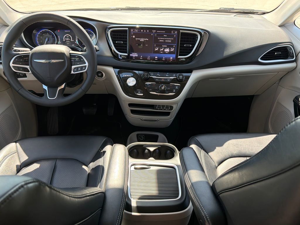 Used 2024 Chrysler Pacifica Touring-L image 12