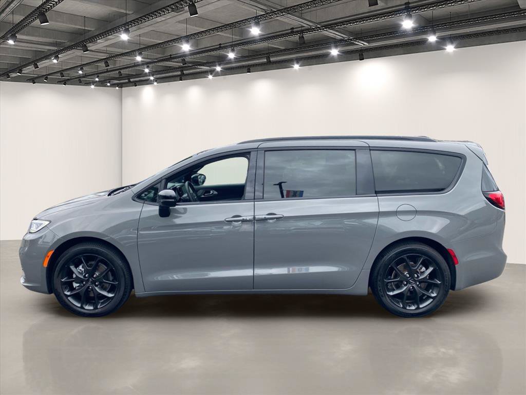Used 2025 Chrysler Pacifica Limited FWD image 4