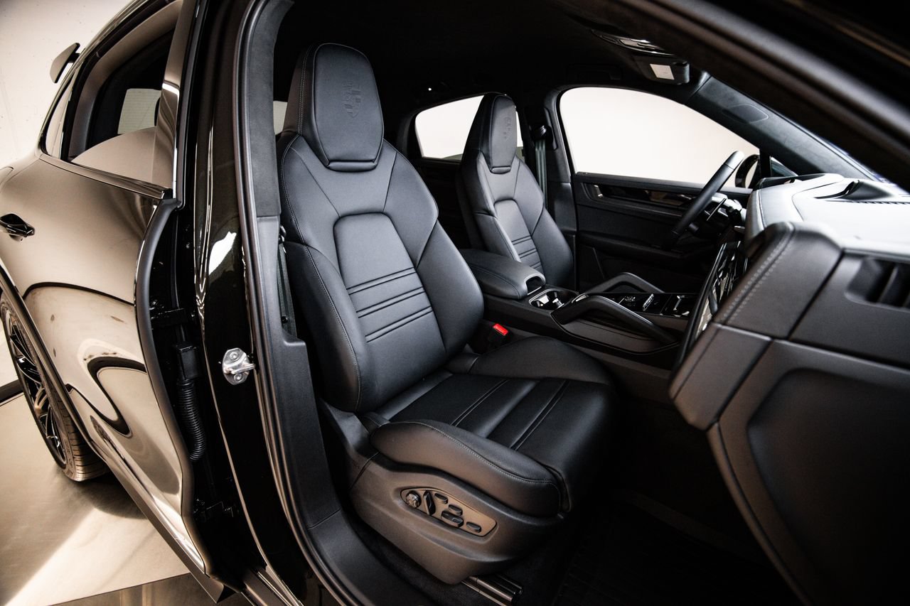 Certified 2025 Porsche Cayenne Turbo GT AWD/4WD image 28