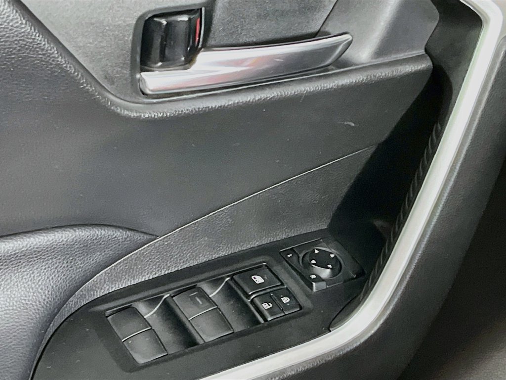 Used 2021 Toyota RAV4 XLE w/ Convenience Package FWD image 14