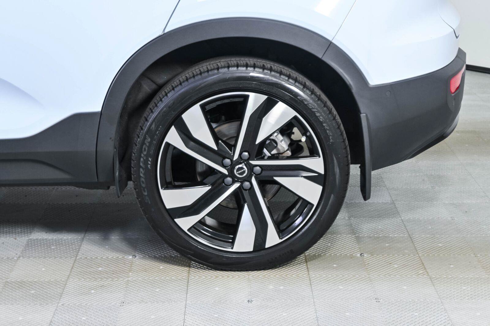 Certified 2024 Volvo XC40 B5 Plus w/ Protection Package Premier AWD/4WD image 37