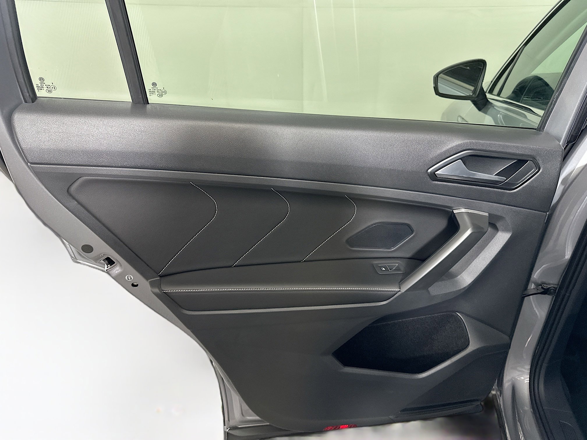 Used 2024 Volkswagen Tiguan SE image 25
