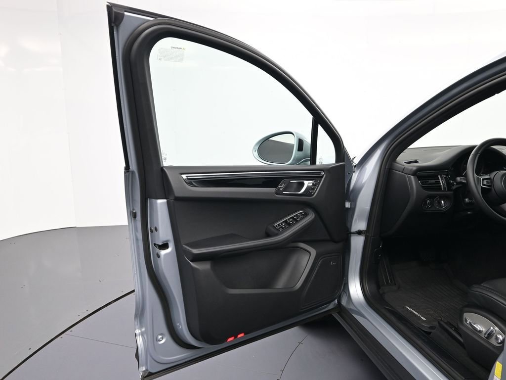 Certified 2026 Porsche Macan image 16