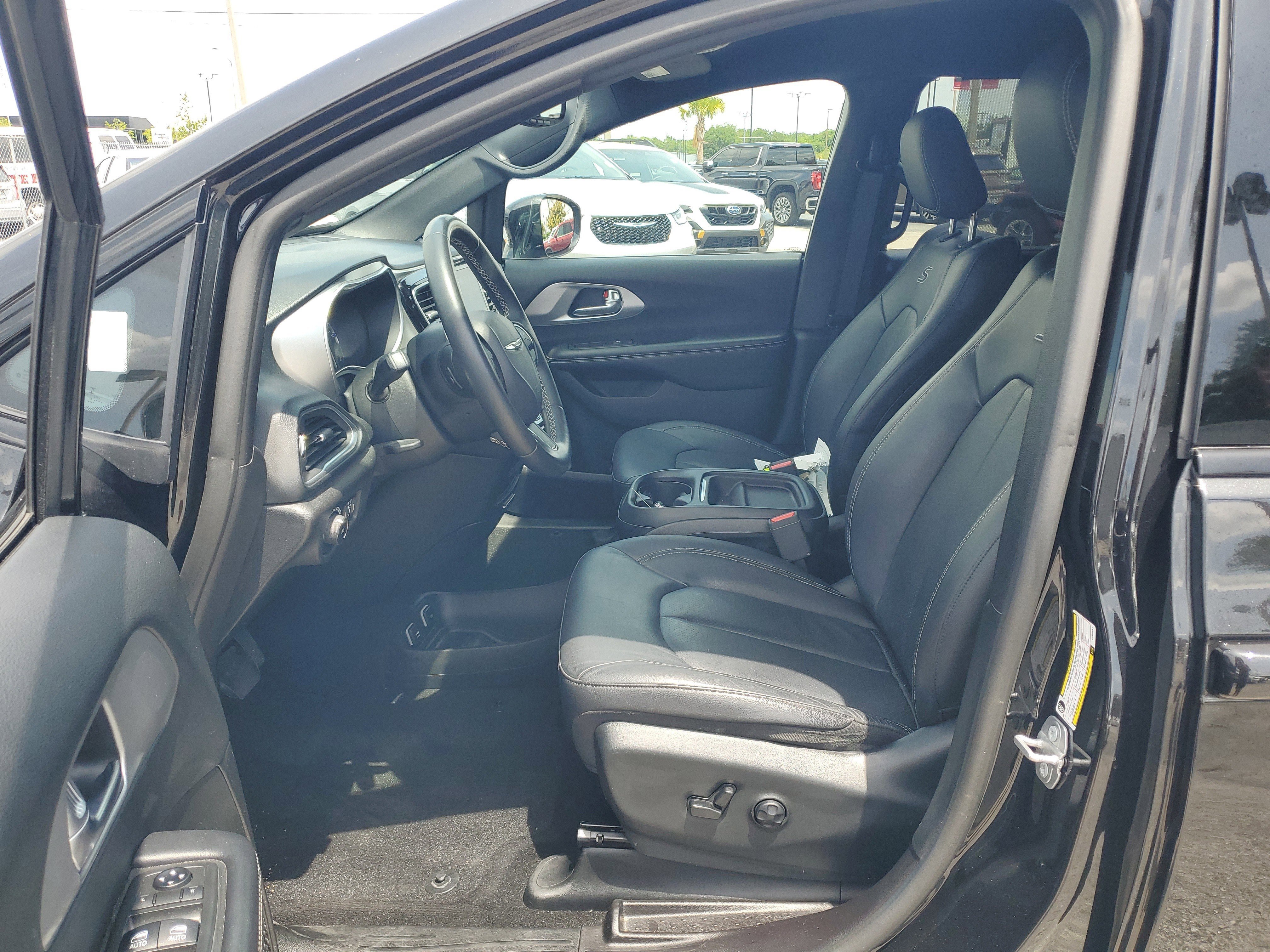 Used 2019 Chrysler Pacifica Touring-L w/ Premium Audio Group FWD image 13