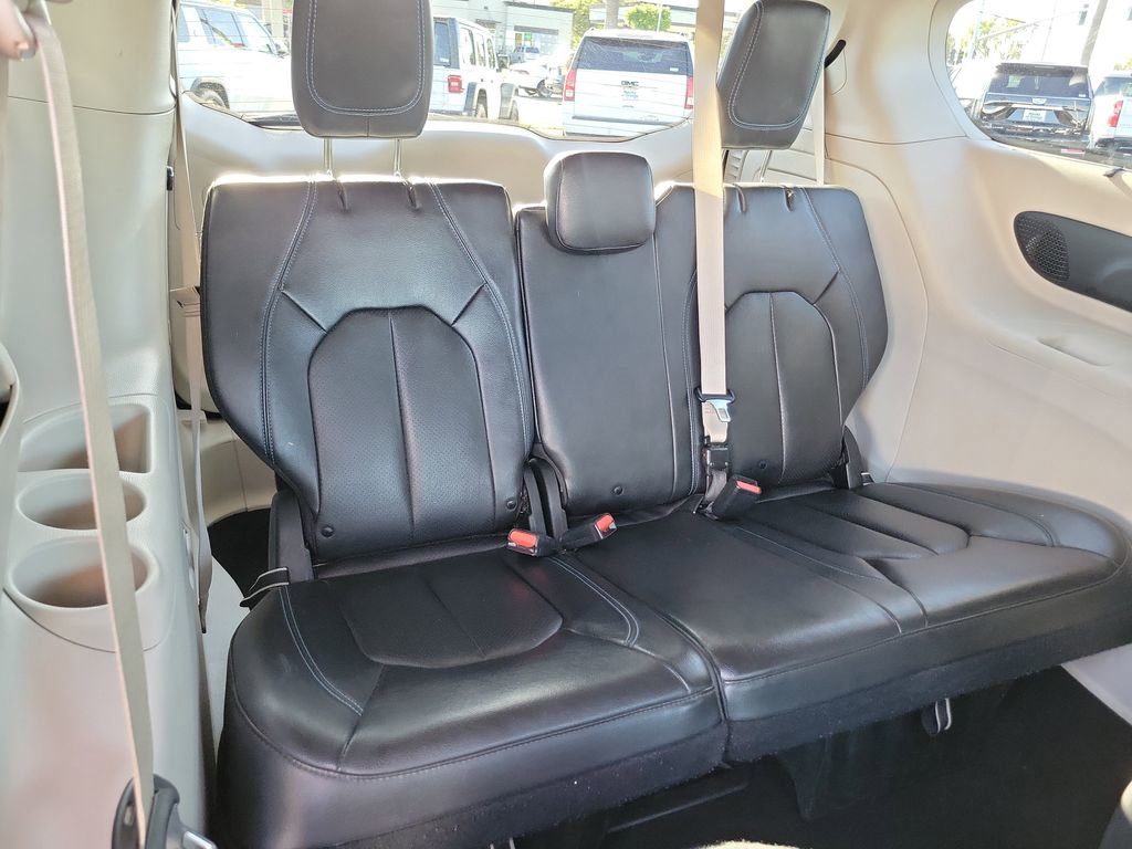 Used 2021 Chrysler Pacifica Touring-L FWD image 27
