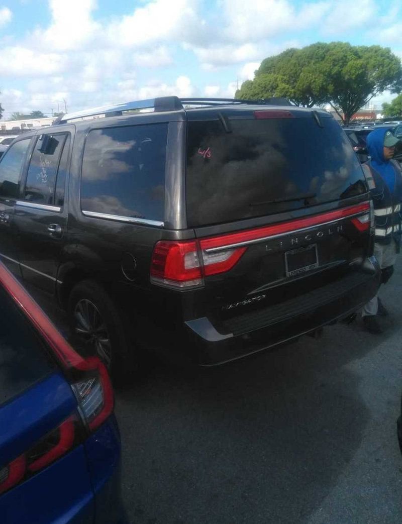 Used 2016 Lincoln Navigator Select RWD image 3