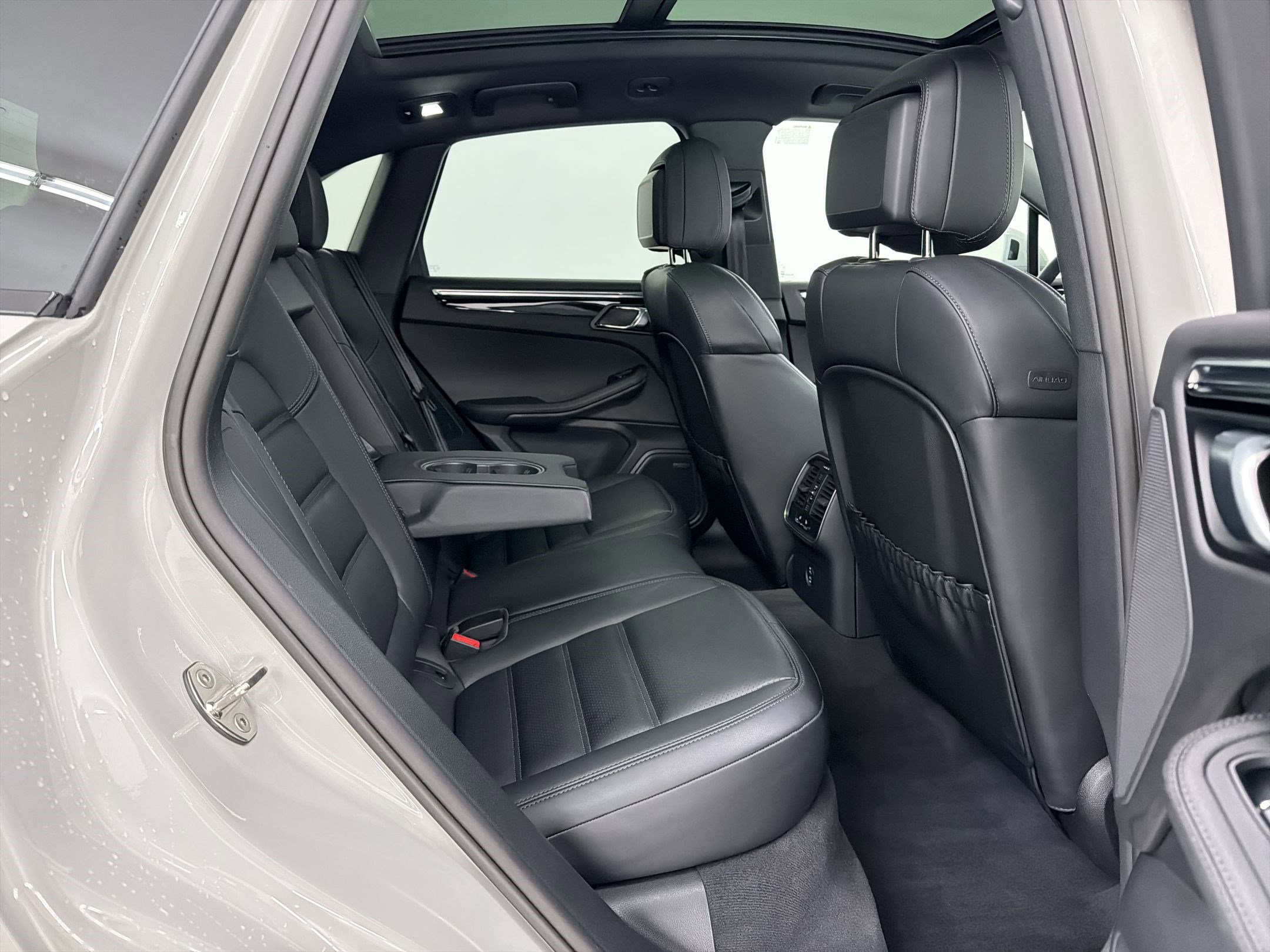 Used 2025 Porsche Macan AWD/4WD image 26