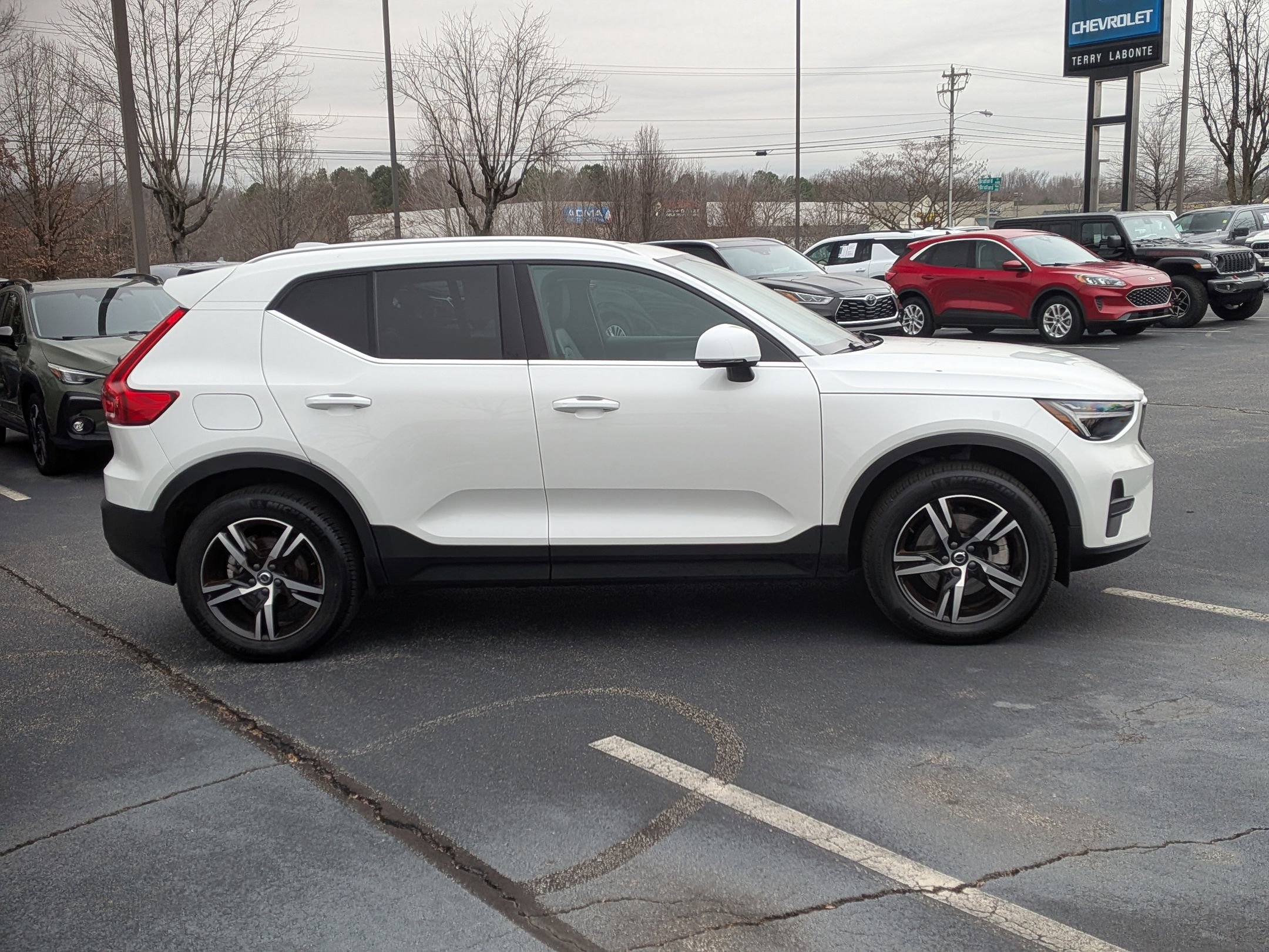 Used 2025 Volvo XC40 B5 Core image 10