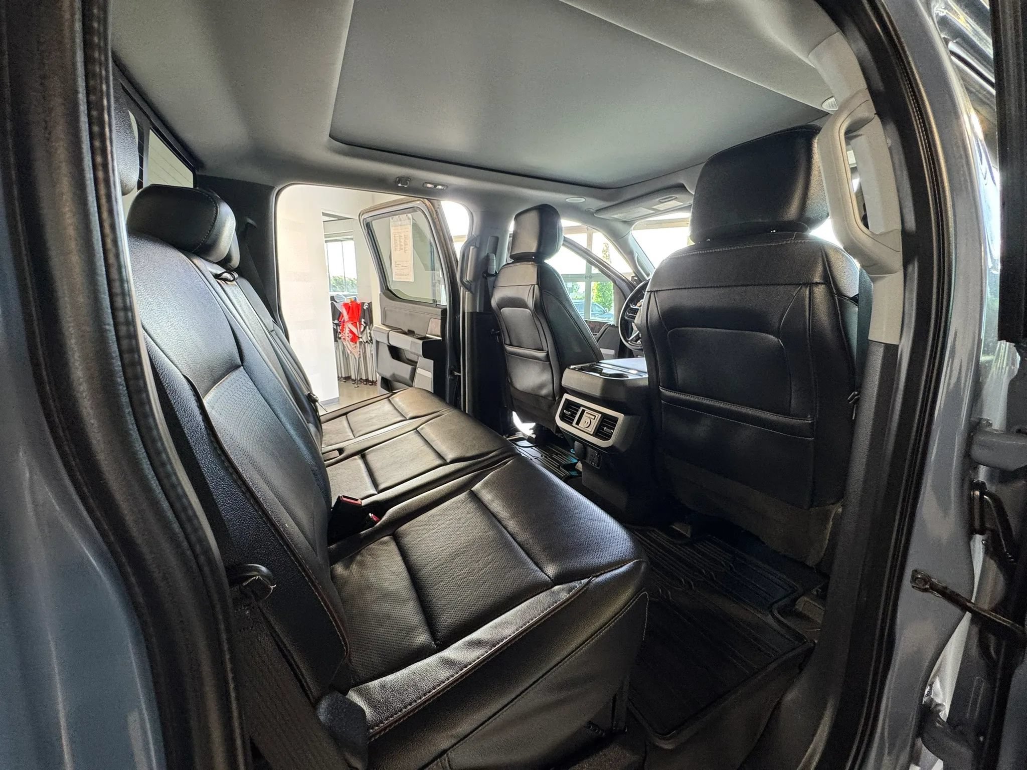 Used 2023 Ford F350 Lariat w/ Lariat Ultimate Package AWD/4WD image 31