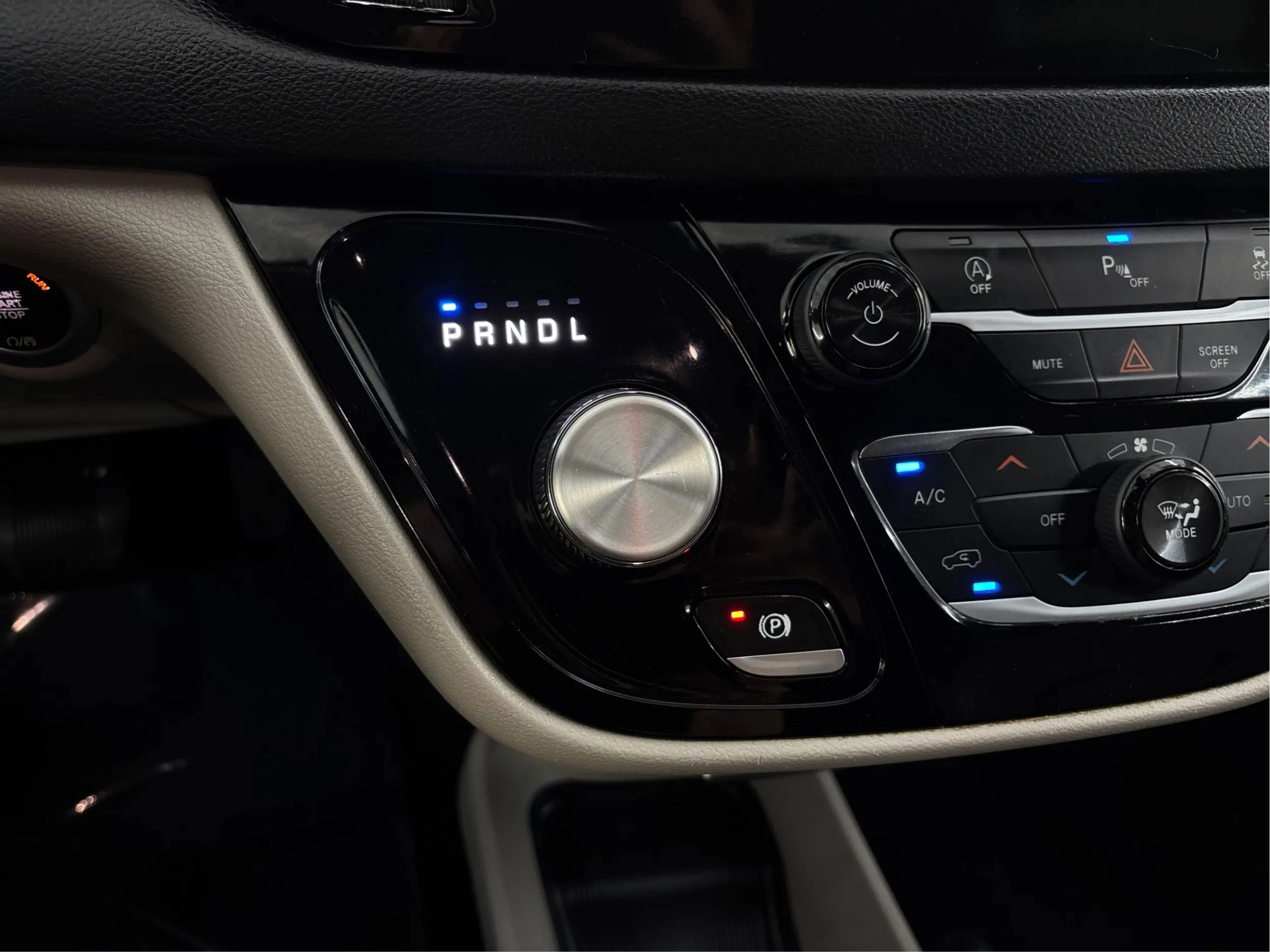 Used 2020 Chrysler Pacifica Touring-L FWD image 44