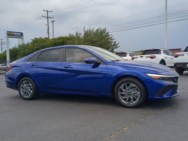 Used 2024 Hyundai Elantra SEL FWD image 2