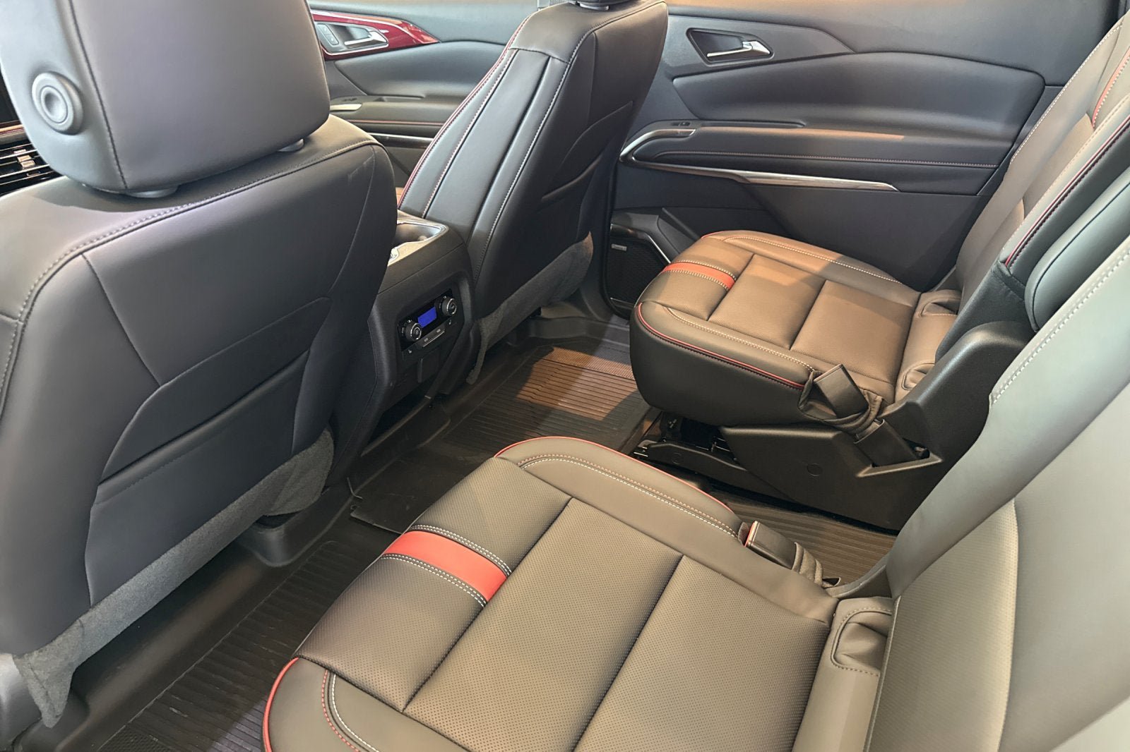 New 2027 Chevrolet Traverse RS w/ LPO, Floor Liner Package AWD/4WD image 9
