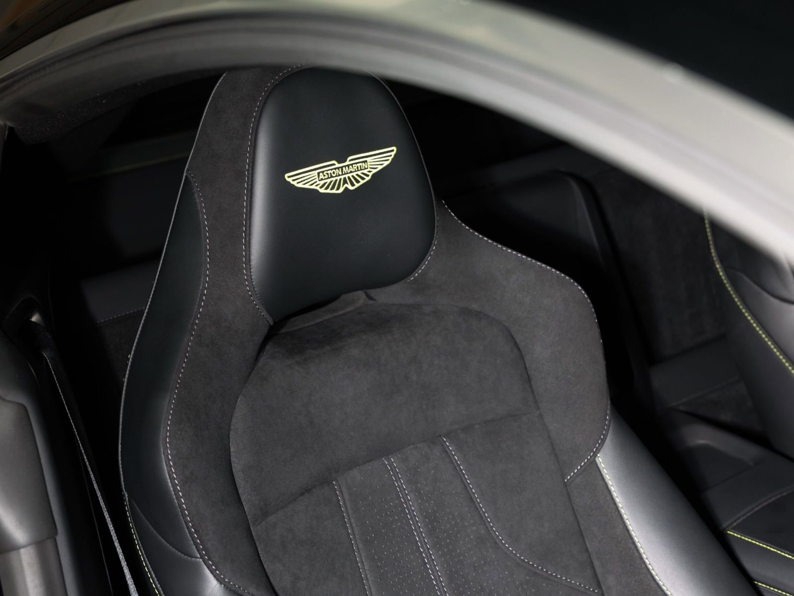 Used 2026 Aston Martin V8 Vantage Coupe RWD image 41