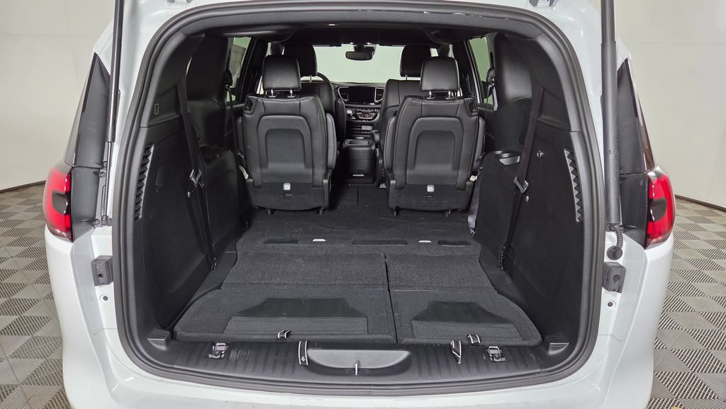New 2025 Chrysler Pacifica Select w/ Fav Edition Package FWD image 10