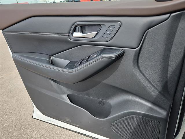 Used 2023 Nissan Rogue SL w/ SL Premium Package image 16