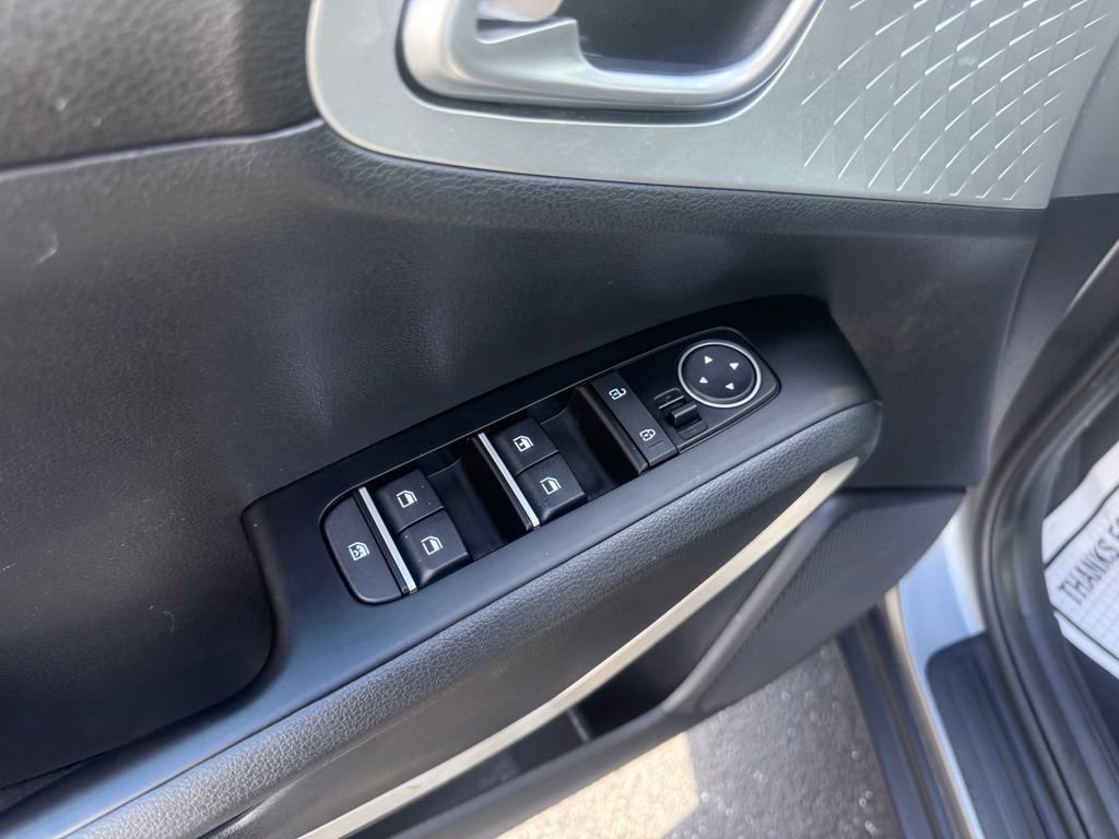 Used 2025 Kia Soul LX w/ LX Technology Package FWD image 13
