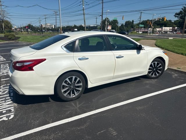 Used 2017 Nissan Altima 2.5 SV w/ Convenience Package FWD image 3