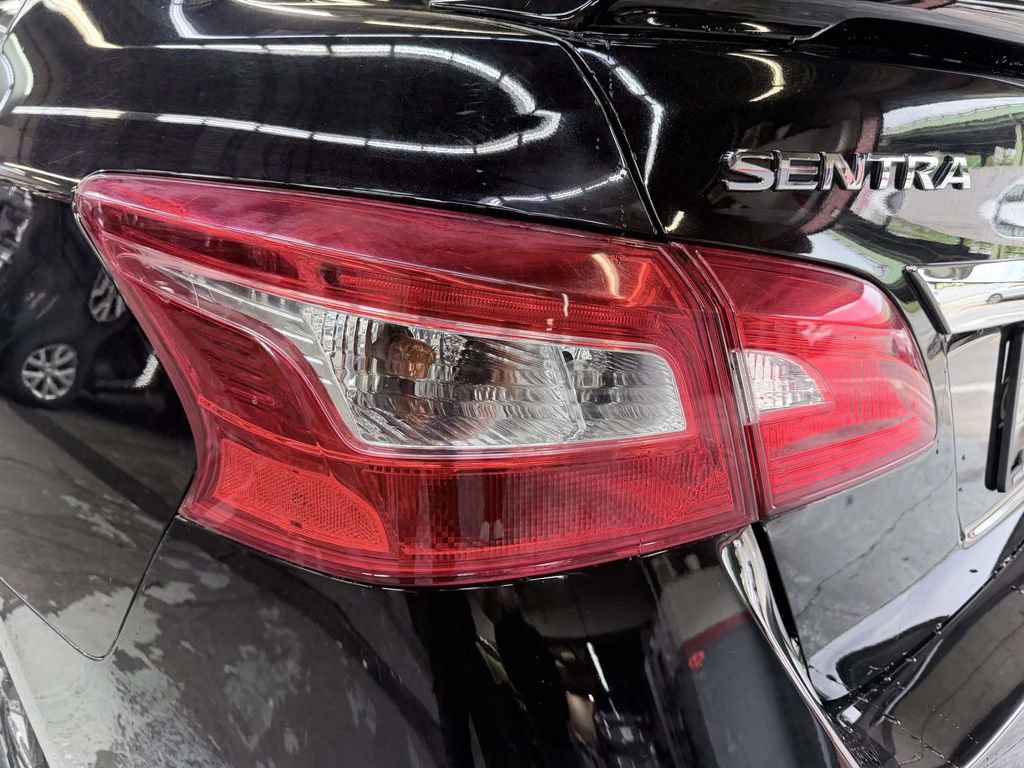 Used 2019 Nissan Sentra SR w/ Premium Package (SR) FWD image 12