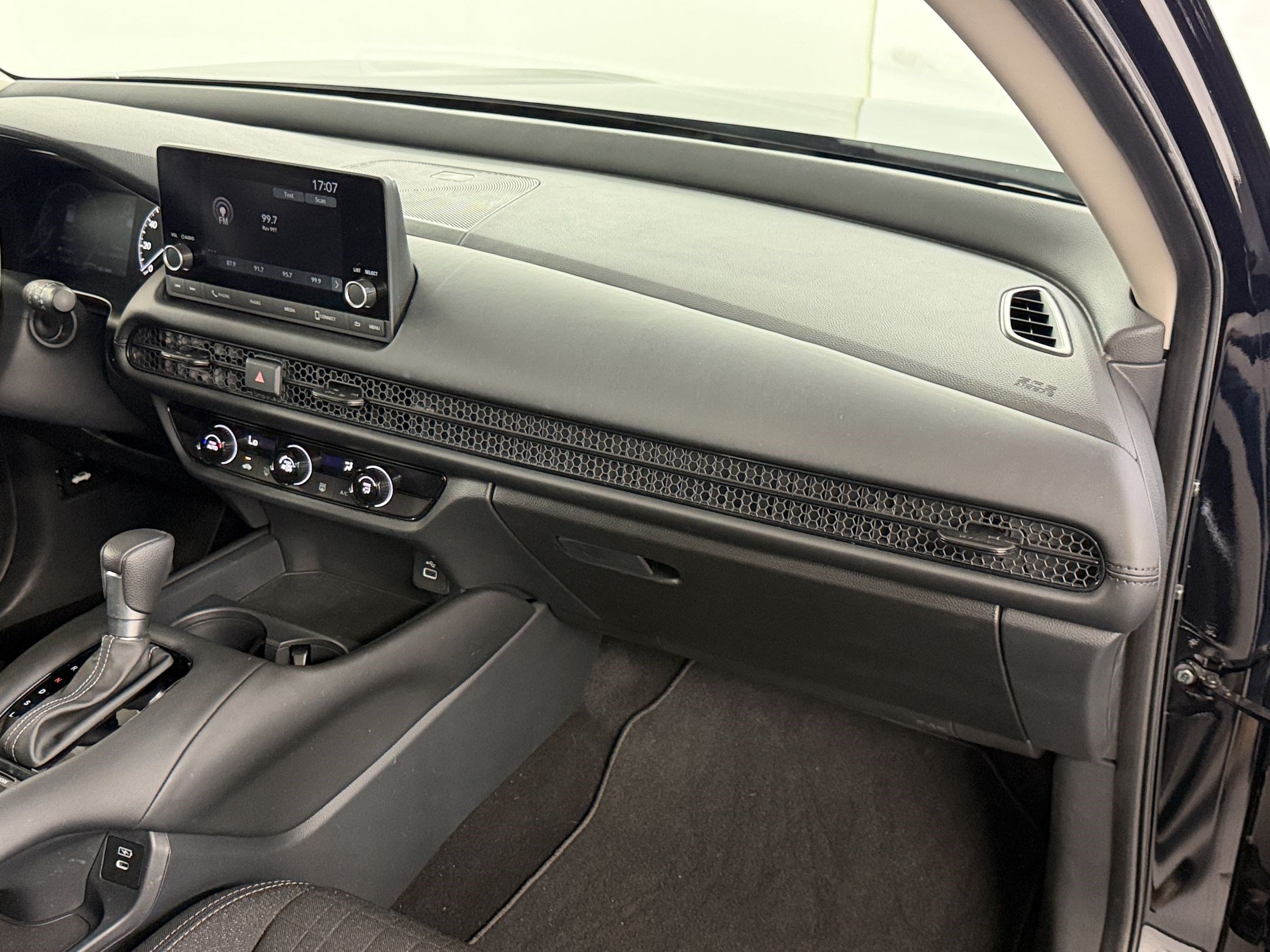 Certified 2025 Honda HR-V LX image 28