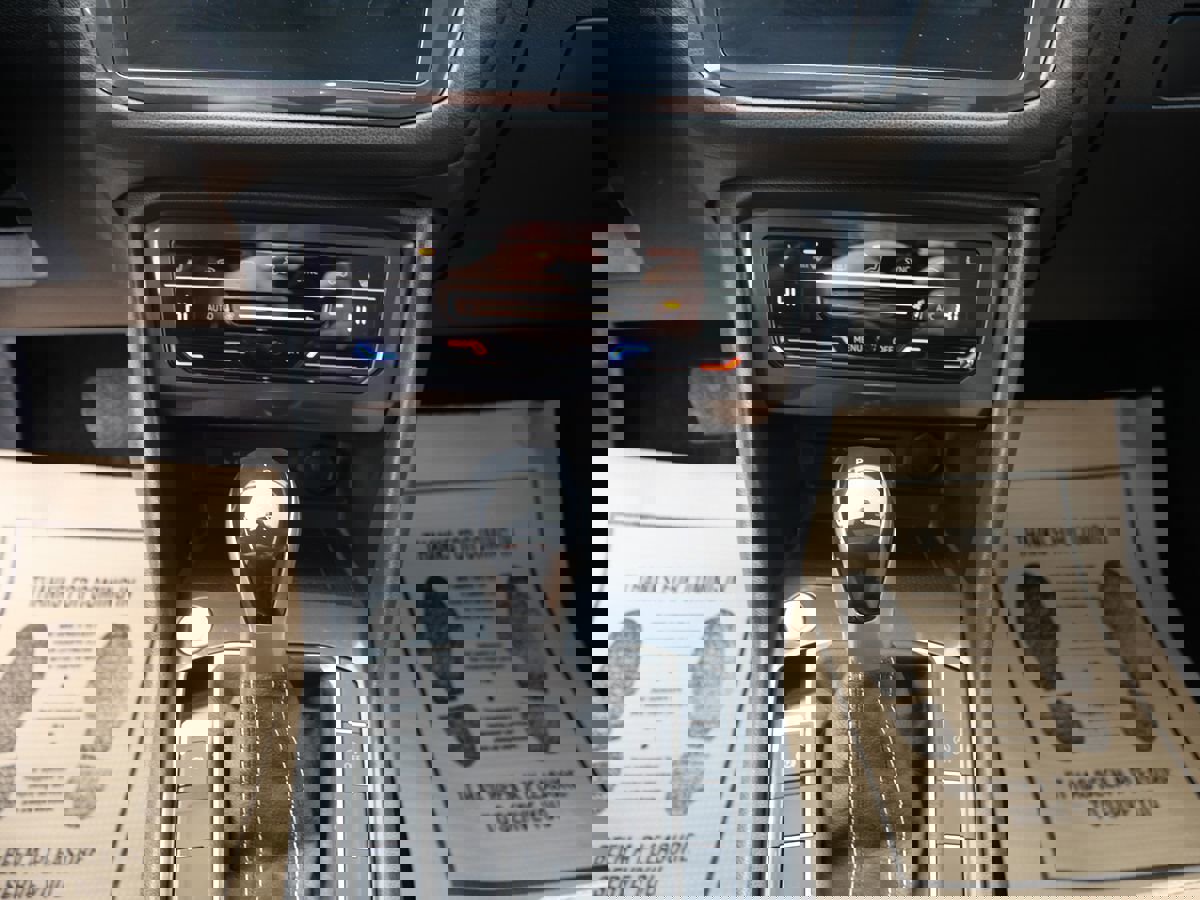 Used 2022 Volkswagen Tiguan SE w/ Panoramic Sunroof Package image 12