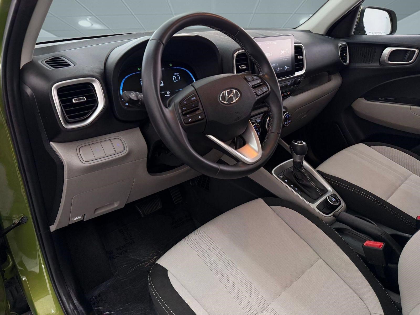 Used 2023 Hyundai Venue SEL FWD image 4