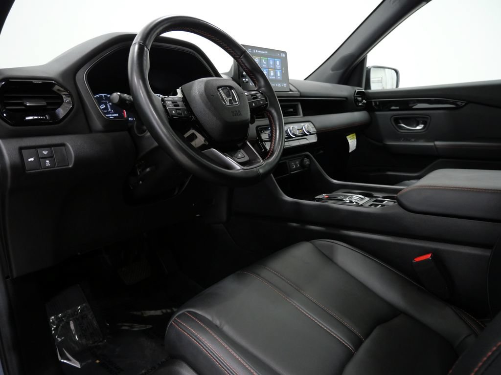 Used 2025 Honda Pilot TrailSport image 12
