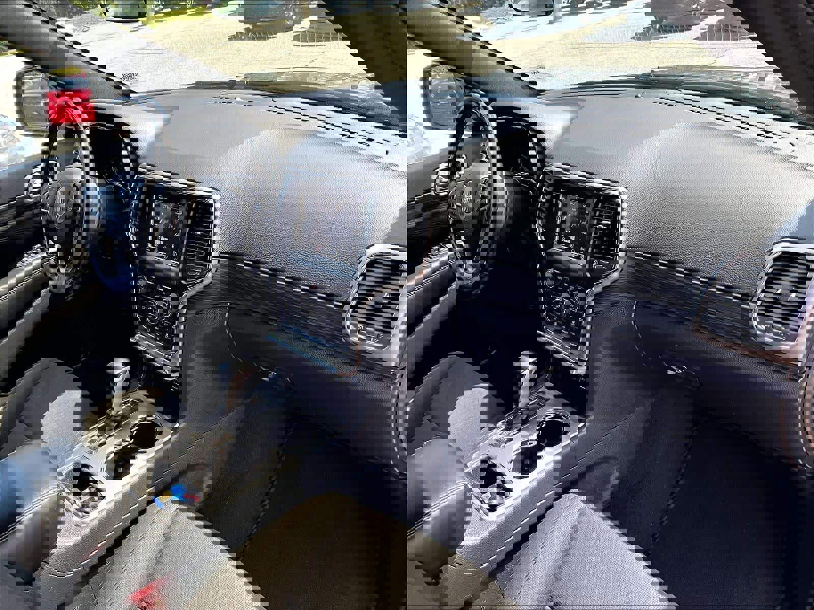 Used 2020 Jeep Grand Cherokee Laredo image 14