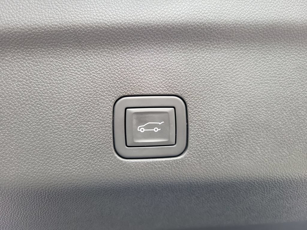Used 2026 Chevrolet Suburban LT RWD image 7