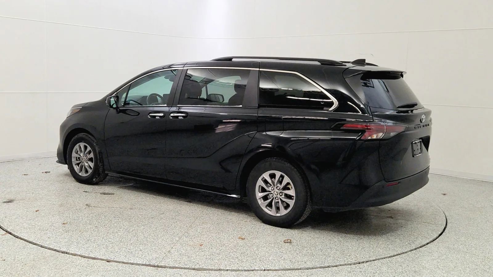 Used 2024 Toyota Sienna XLE image 5