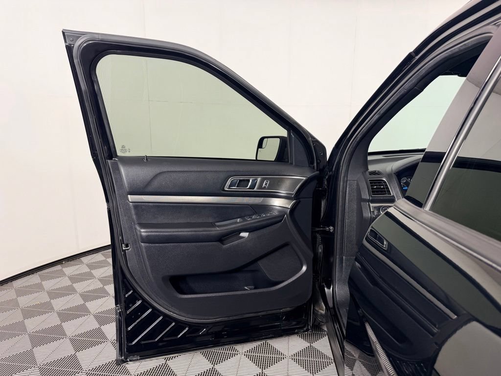 Used 2018 Ford Explorer XLT FWD image 27