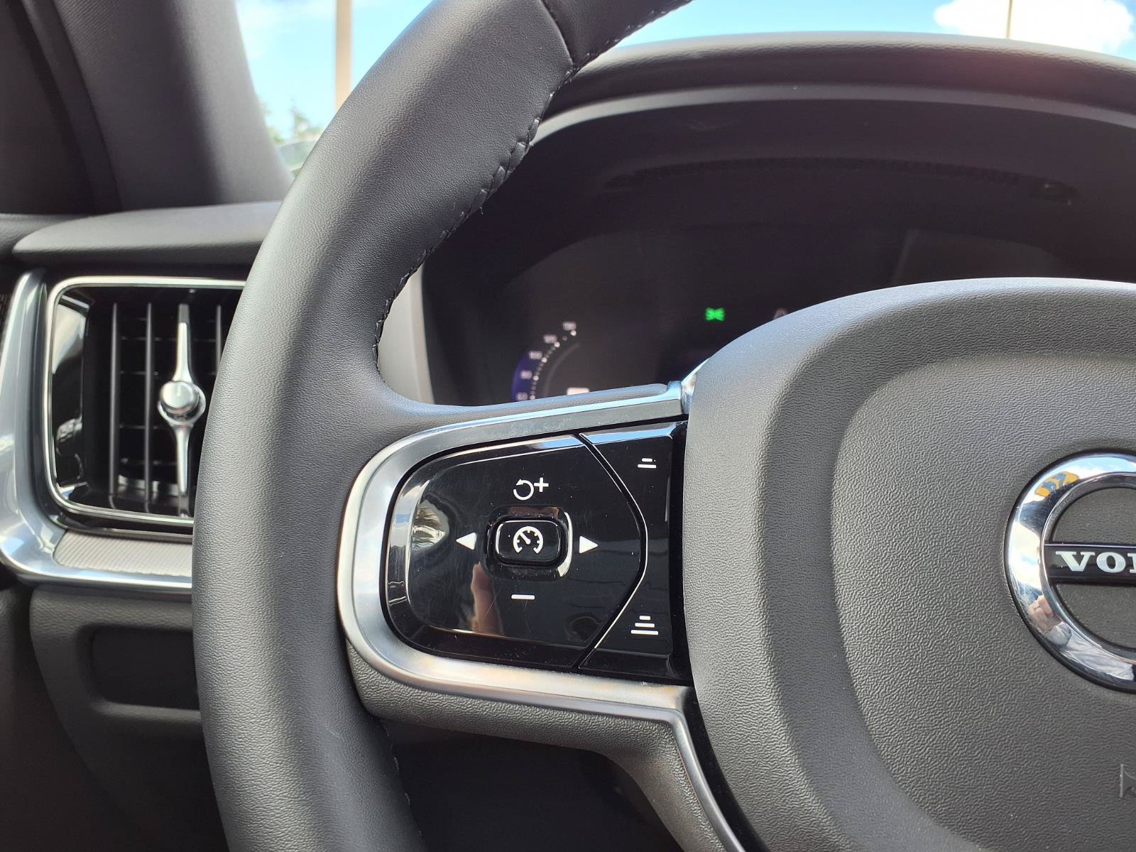 Certified 2024 Volvo S60 B5 Plus w/ Climate Package AWD/4WD image 28