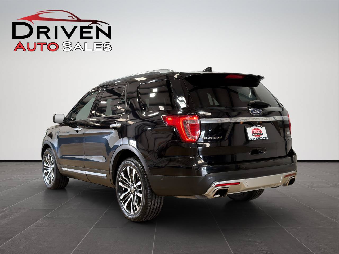 Used 2017 Ford Explorer Platinum AWD/4WD image 4