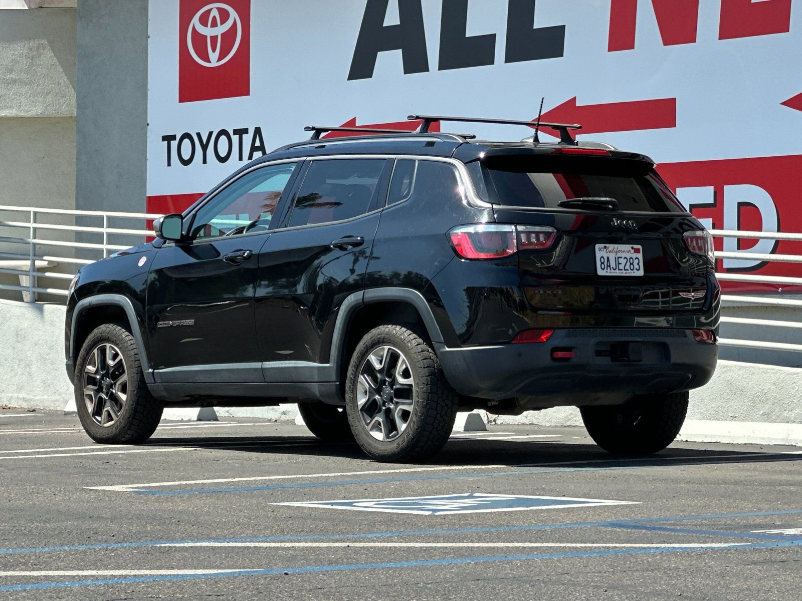 Used 2018 Jeep Compass Trailhawk w/ Leather Interior Group AWD/4WD image 3
