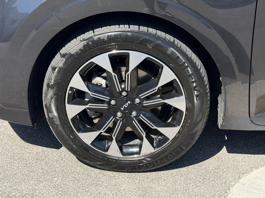 Used 2024 Kia Carnival EX FWD image 28