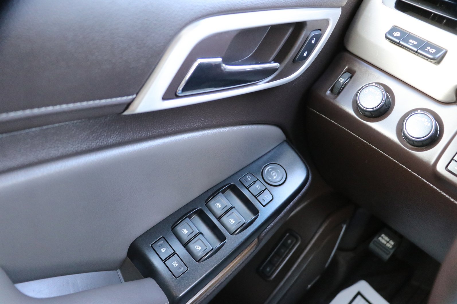 Used 2019 GMC Yukon Denali w/ Denali Ultimate Package image 11