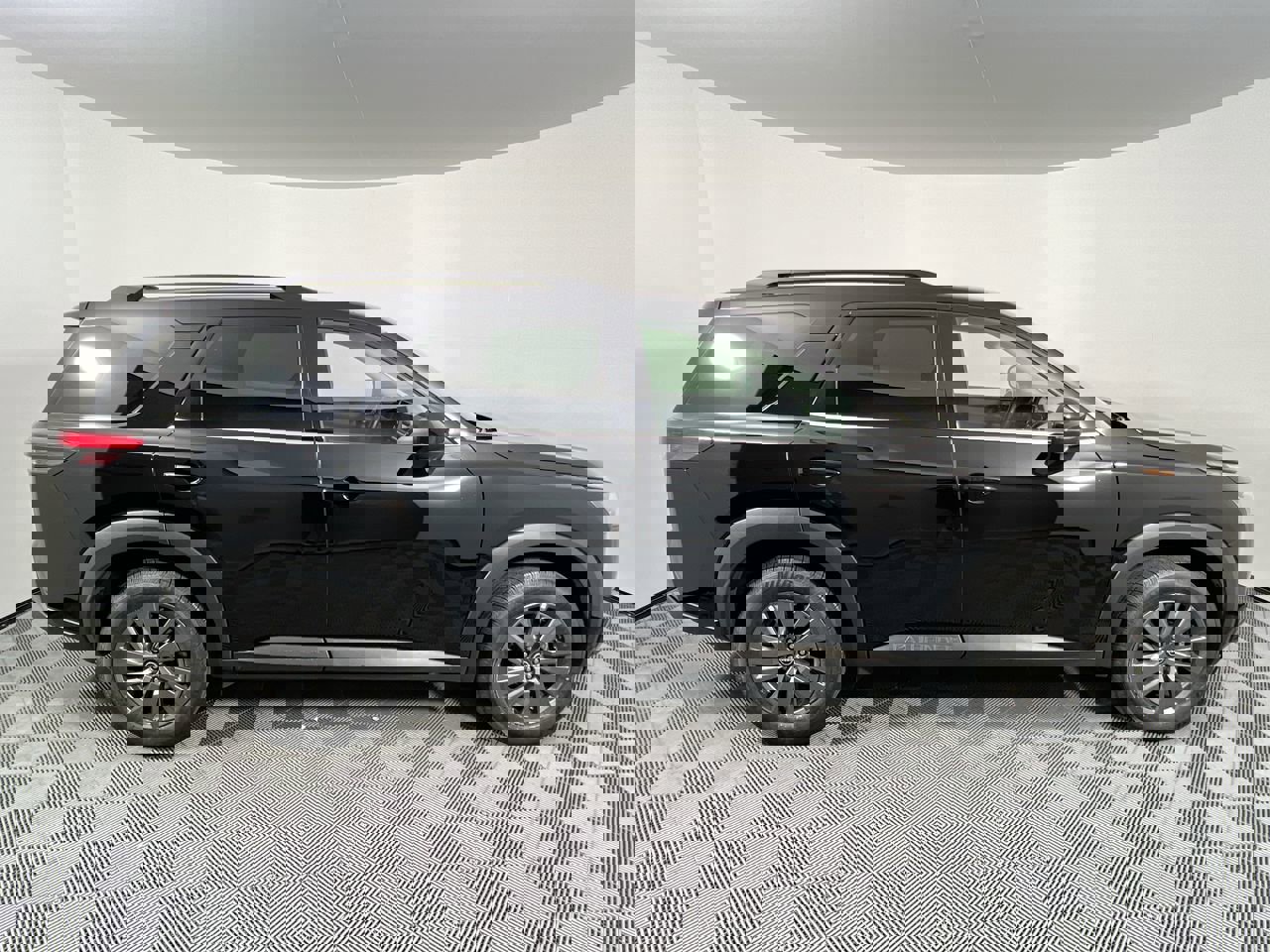 Used 2024 Nissan Pathfinder SV image 2