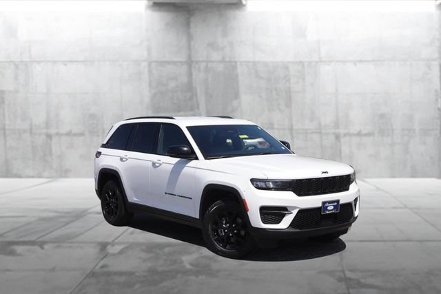 Used 2024 Jeep Grand Cherokee Altitude AWD/4WD image 2