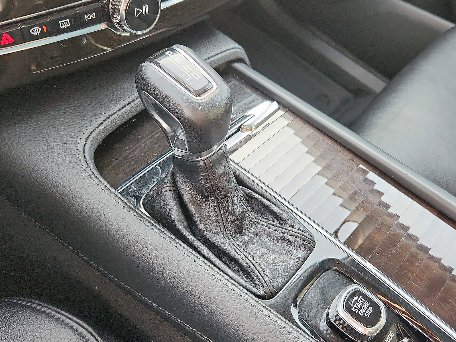 Used 2018 Volvo XC90 T6 Momentum w/ Convenience Package image 14