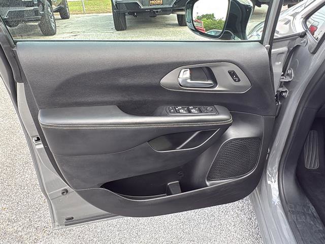 Used 2025 Chrysler Pacifica Select FWD image 30