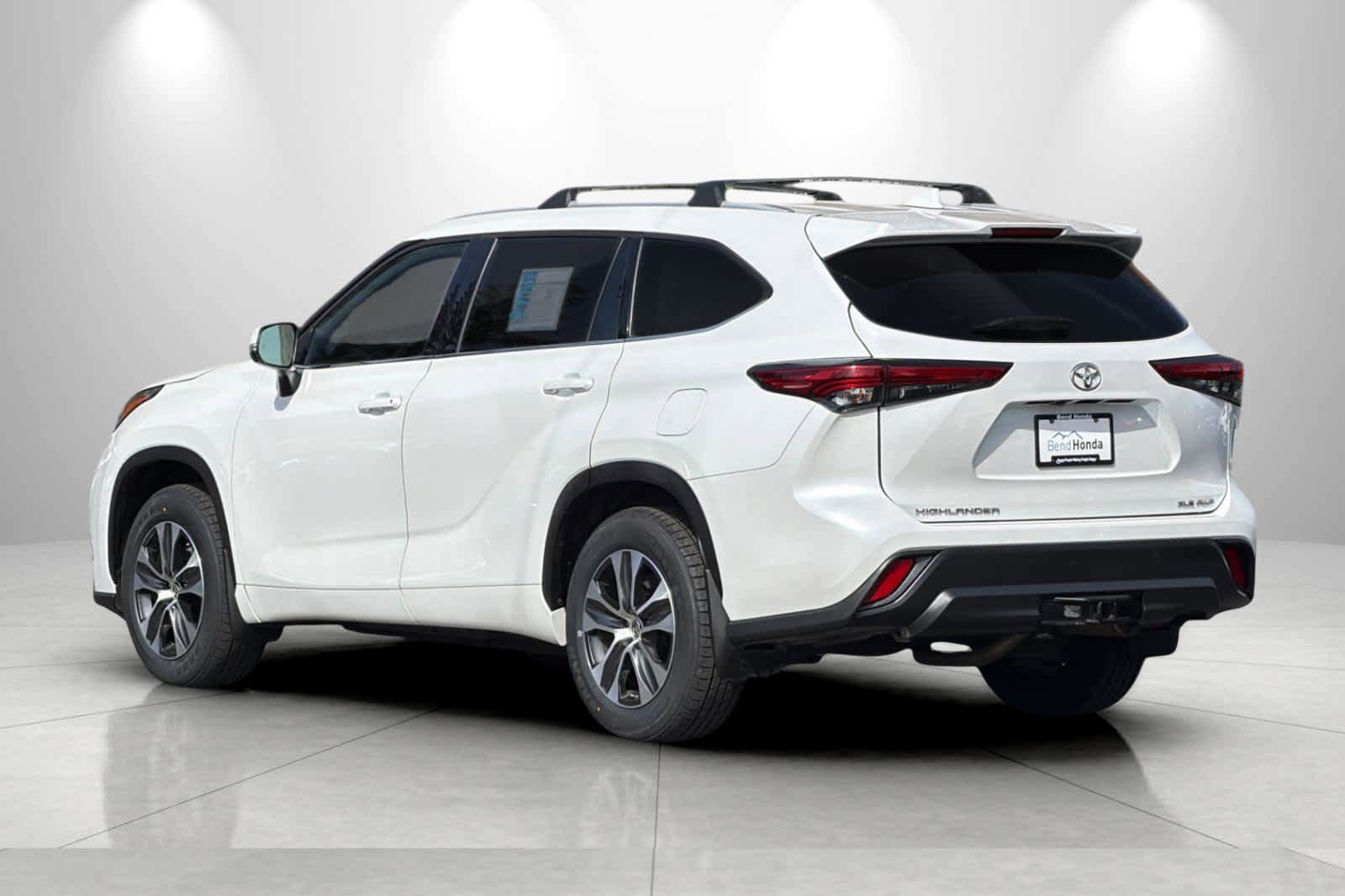 Used 2022 Toyota Highlander XLE AWD/4WD image 6