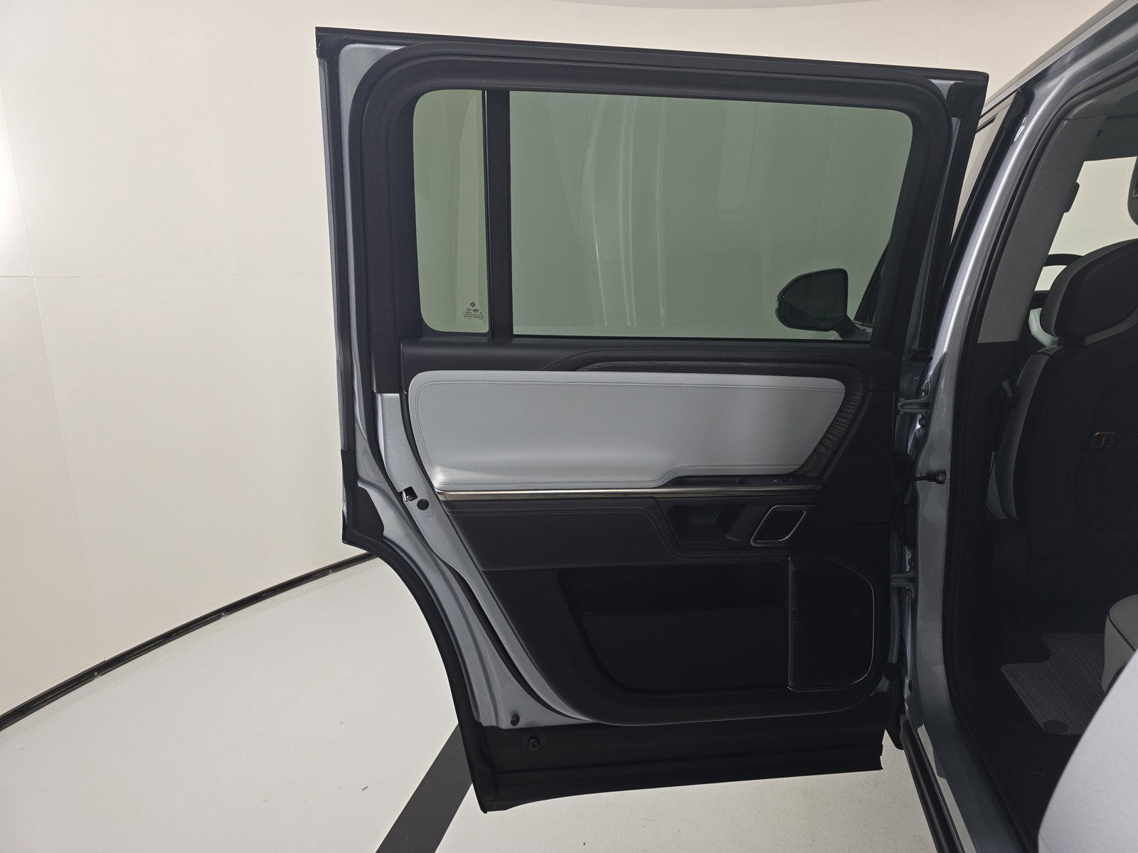 Used 2023 Rivian R1S Launch Edition image 17