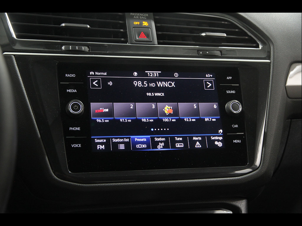 Used 2023 Volkswagen Tiguan SE AWD/4WD image 10